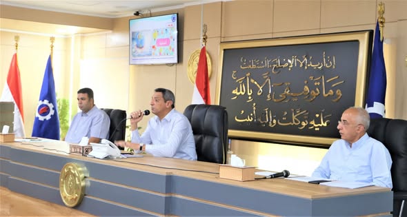 محافظ السويس يتابع ملفات النظافة والإشغالات والخطة الاستثمارية