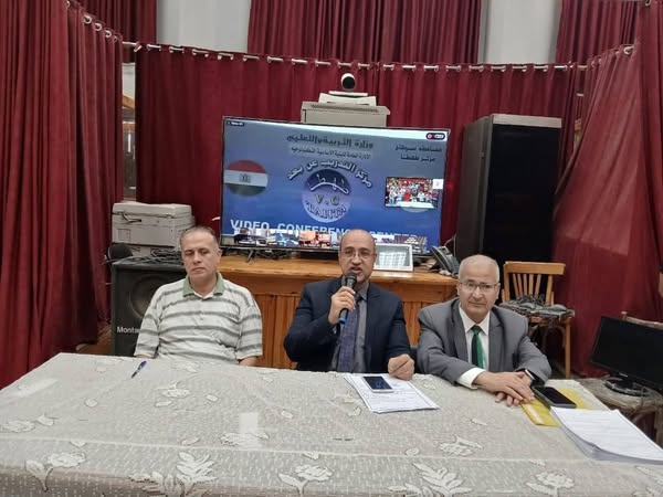 توقيع عقود المعلمين المساعدين ويؤكد: المعلم هو حجر الزاوية في تطوير التعليم.