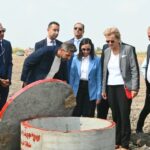 محافظ البحيرة وسفيرة الإتحاد الأوروبي تتفقدان أعمال مشروع إحلال وتجديد شبكة الصرف المغطى بالشريشرا الأولى (ب) بأبوحمص