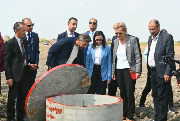 محافظ البحيرة وسفيرة الإتحاد الأوروبي تتفقدان أعمال مشروع إحلال وتجديد شبكة الصرف المغطى بالشريشرا الأولى (ب) بأبوحمص