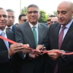 مدرسة تُفتتح بالأضواء والاحتفالات… لكن بلا كهرباء!