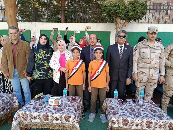 مدير تعليم المنوفية يشارك طلاب المتميزة للغات احتفالاتهم.