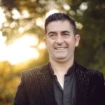 المطرب خالد العبد يكسر حاجز الصمت بأغنيتين قويتين