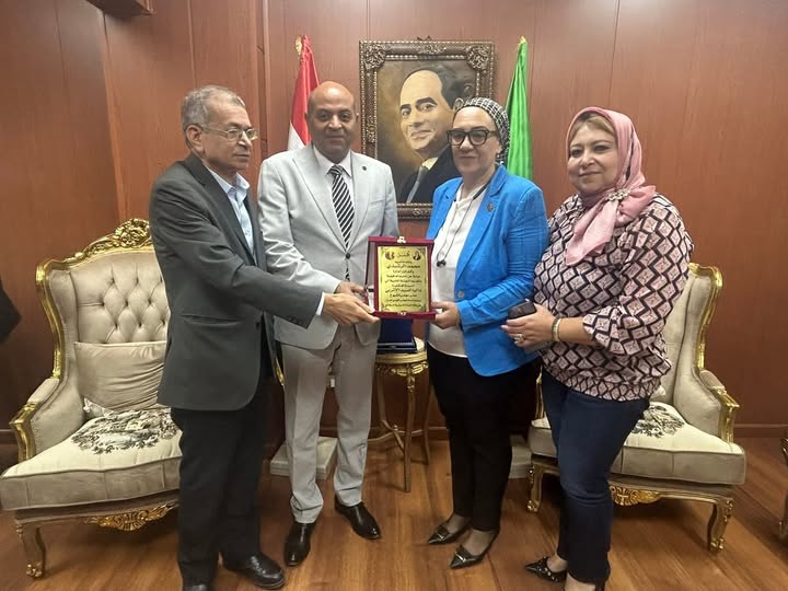الرشيدي يكرم الدكتور ه داليا الإتربي عضو مجلس الشيوخ