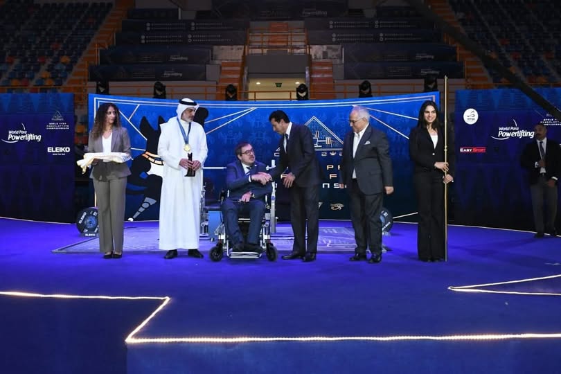 تسليم علم بطولة العالم لرفع الأثقال البارالمبي من مصر إلى البحرين