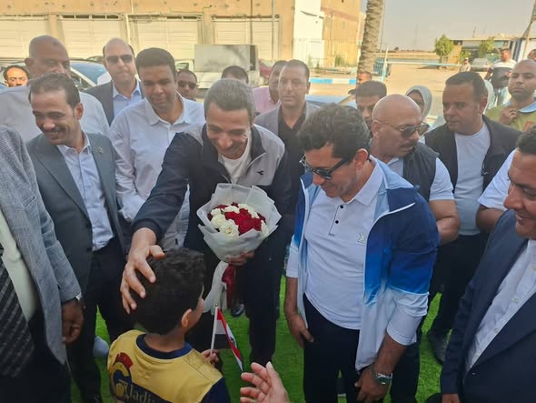 وزير الرياضة يفتتح ملعبًا خماسيًا بالسويس