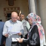 بعد صلاة الجمعة.. محافظ بني سويف يستمع للمواطنين ميدانيًا