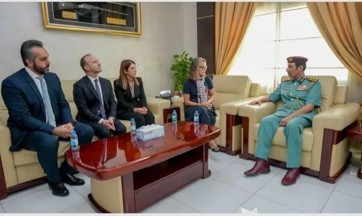شرطة عجمان تبحث سبل تعزيز التعاون مع لويس فويتون في مجال حماية الملكية الفكرية