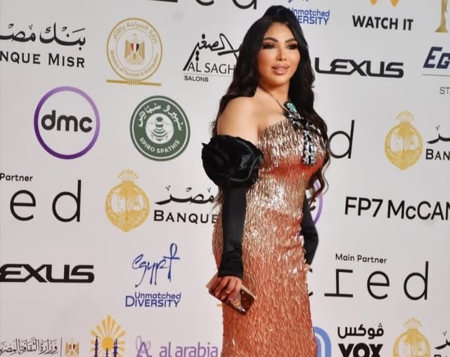 الفنانة غادة إبراهيم تخطف الأنظار بفستان ذهبي يزينه مفتاح الحياة الفرعوني في افتتاح مهرجان القاهرة السينمائي