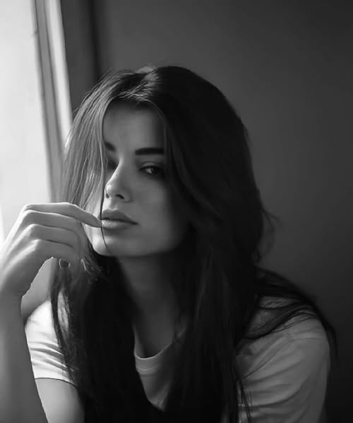 بين صمت الغياب وهمس الشوق