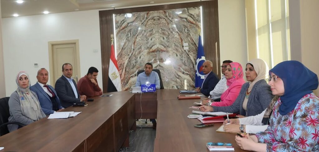 محافظ السويس يبحث تطوير دورة العمل وربط الإدارات بمنظومة رقمية موحدة