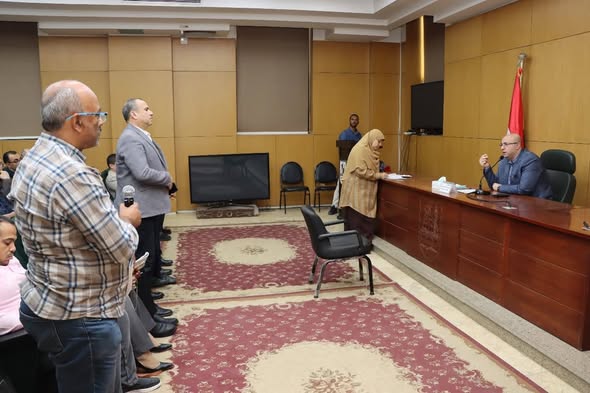 محافظ بني سويف يناقش شكاوى المواطنين ويوجه دعمًا عاجلًا