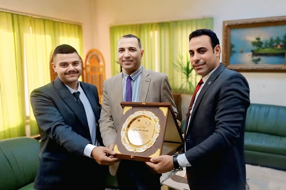 منح درع التميز والإبداع لقناة الصعيد الفضائية وتكريم رئيسها المخرج د. عصام الفولي