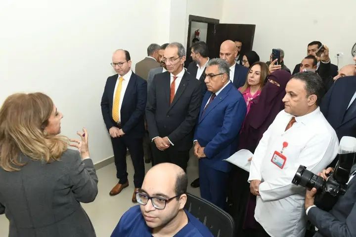 محافظ الدقهلية ووزير الاتصالات يتابعان أعمال منظومة التشخيص عن بُعد فى مستشفى الصدر بالمنصوره