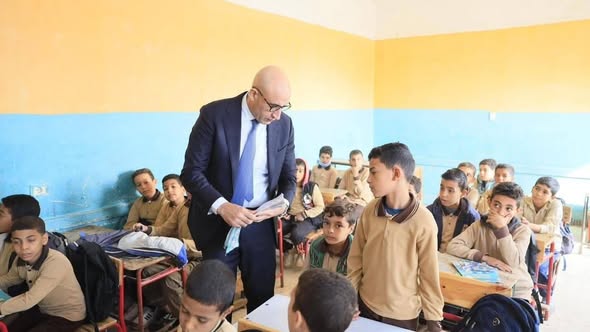 وزير التربية والتعليم يفاجئ مدارس البدرشين والصف بالجيزة لمتابعة انضباط سير العملية التعليمية