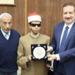 أبو ليمون يكرم عبد الرحمن مهدي لحصوله على المركز الأول عالميآ في القرآن الكريم.