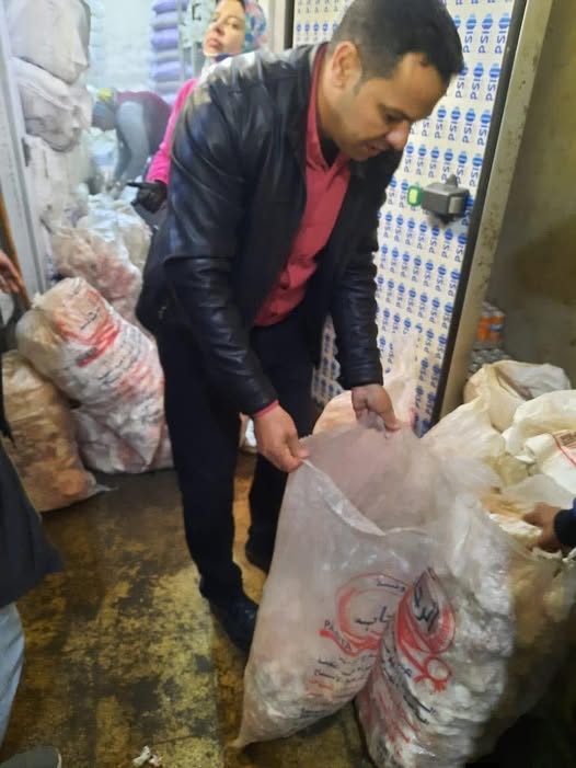نصف طن لحوم فاسدة داخل محل كشري شهير بالسويس.. وتحرك عاجل من الجهات الرقابية