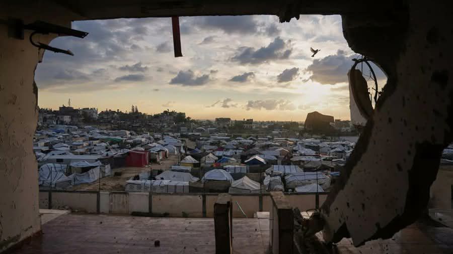 الشتاء يعرّي غزة.. آلاف النازحين بلا مأوى والبحر يبتلع الخيام