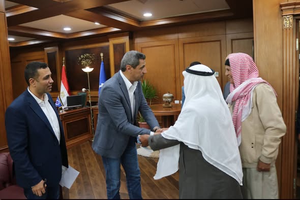 محافظ السويس يناقش مطالب القبائل ويدعم التراث والخدمات