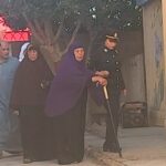 لفتة إنسانية داخل لجان الفيوم.. الشرطة النسائية تساند سيدة مسنة للإدلاء بصوتها في انتخابات النواب