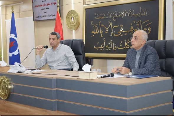 محافظ السويس يناقش الاستثمار والتصالح وتطوير المرافق بالمحافظة