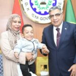 محافظ الدقهلية في لفتة إنسانية طيبة يحقق رغبة طفل من ذوي الهمم في مقابلتة ويستقبله بمكتبه ويهديه مصحفف