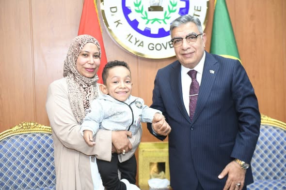 محافظ الدقهلية في لفتة إنسانية طيبة يحقق رغبة طفل من ذوي الهمم في مقابلتة ويستقبله بمكتبه ويهديه مصحفف
