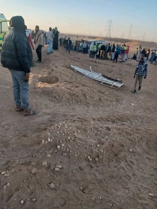 الساعات الأولى ..انقلاب ميكروباص بالطريق الصحراوي بأسوان