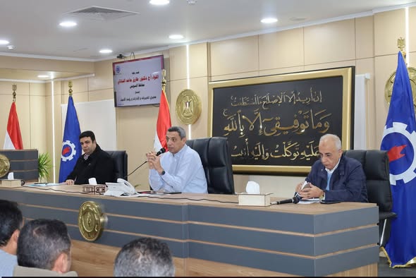 محافظ السويس يراجع الملفات الحيوية ويؤكد تسريع الإنجاز