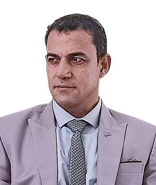 تحت عيون خضراء حجر زمرد يراقب الحاضر