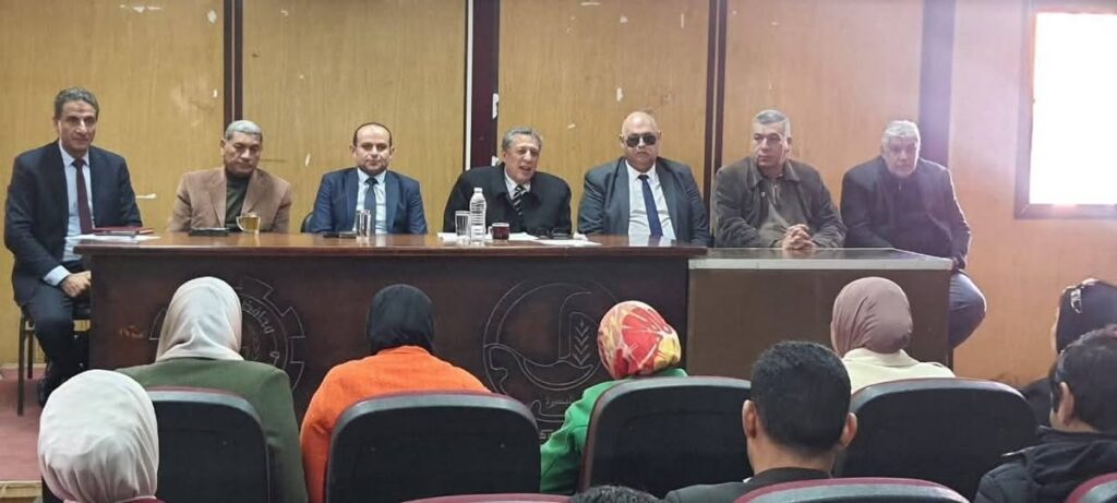 وكيل تعليم البحيرة خلال لقائة الدورى اليوم بمديري مدارس ”المبادرة الرئاسية”