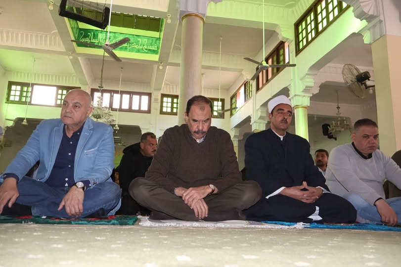 محافظ سوهاج يؤدي صلاة الجمعة ويلتقي المواطنين بمسجد الشرطة