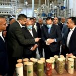 “نسيم” يستقبل رئيس مجلس الوزراء ووزير الصناعة ومحافظ المنيا أثناء تفقد مصنع الشركة المتحدة