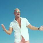 تامر هجرس يخطف الأنظار بظهور أنيق على متن يخت في أجواء شتوية.. كاريزما هادئة وأناقة لافتة