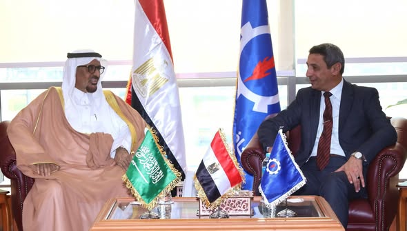 محافظ السويس والقنصل السعودي يبحثان التعاون ويفتتحان خدمات