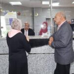محافظ السويس يتابع الخدمات ويهنئ العاملين