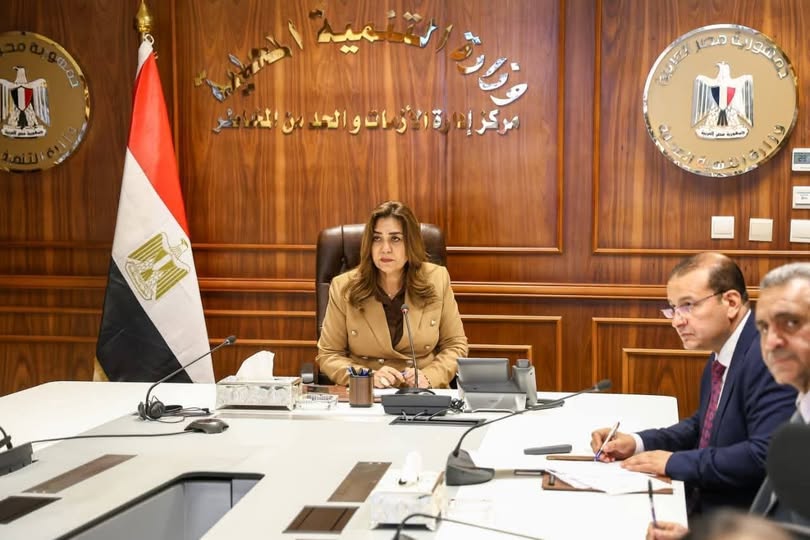 وزيرة التنمية المحلية والبيئة تتابع مع المحافظات الإجراءات الخاصة بتعريفة الركوب الجديدة