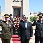 الفيوم تحتفل بعيدها القومي بوضع إكليل الزهور على النصب التذكاري