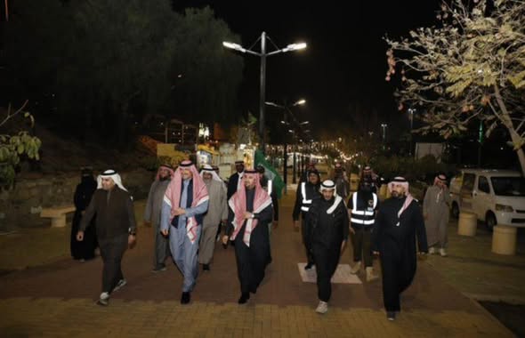 محافظ بلجرشي يتفقد مواقع الأكشاك الخاصة بالأسر المنتجة بالمحافظة