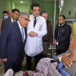 محافظ الدقهلية يتفقد مستشفى المنصورة التخصصي عقب صلاة عيد الفطر ويقدم التهنئة للمرضى والأطقم الطبية