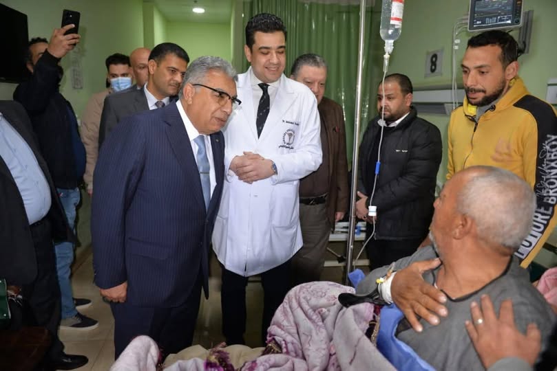 محافظ الدقهلية يتفقد مستشفى المنصورة التخصصي عقب صلاة عيد الفطر ويقدم التهنئة للمرضى والأطقم الطبية