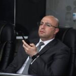 محافظ الفيوم يشدد على الالتزام بمواعيد غلق المحال لليوم الثاني