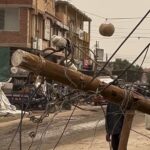 الرياح العاتية تُسقط عمود إنارة بطامية.. وتحركات عاجلة لتأمين الموقع دون خسائر بشرية