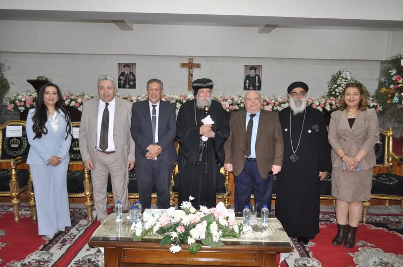 مدير تعليم البحيرة يقدم التهنئة لنيافة الأنبا إيلاريون والاخوة المسيحين بمقر المطرانية بدمنهور