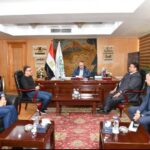 محافظ الفيوم يبحث مع “بتروسيلا” توسيع الشراكة المجتمعية ودعم المناطق المحيطة بحقول البترول
