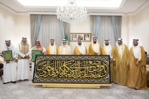 نائب أمير منطقة مكة المكرمة يسلّم كسوة الكعبة المشرفة لسدنة بيت الله الحرام
