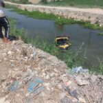 نجاة سائق توك توك بعد سقوط مركبته في بحر السرب بطامية