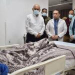 محافظ السويس يتابع حالة طفلين مصابين داخل المجمع الطبي ويوجه بتوفير الرعاية الكاملة