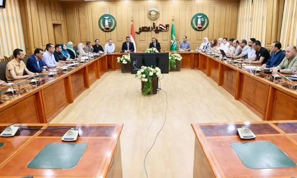 عبر تقنية “زووم” محافظ المنوفية يترأس اجتماعا موسعاً برؤساء الوحدات المحلية ونوابهم الجدد