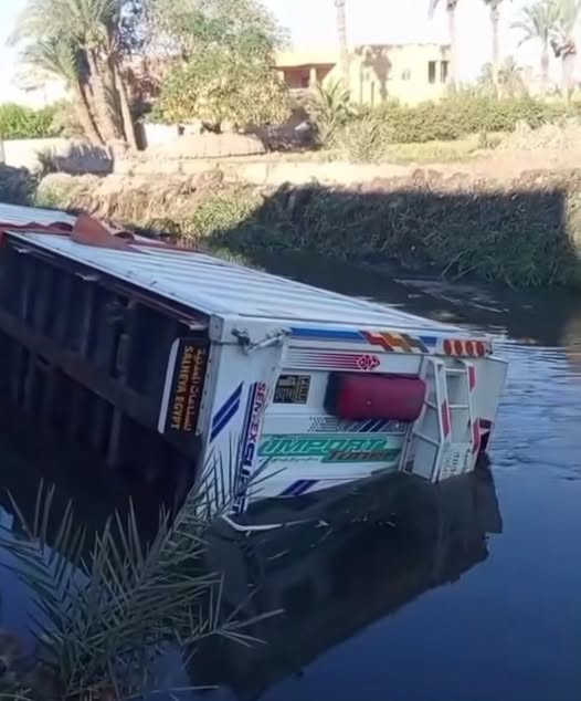 سقوط تريلا محملة بالزلط في بحر النزلة بالفيوم.. والسائق ينجو دون إصابات